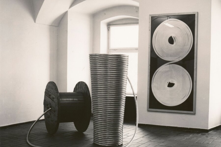 Vlevo dílo Hanse Kupelwiesera